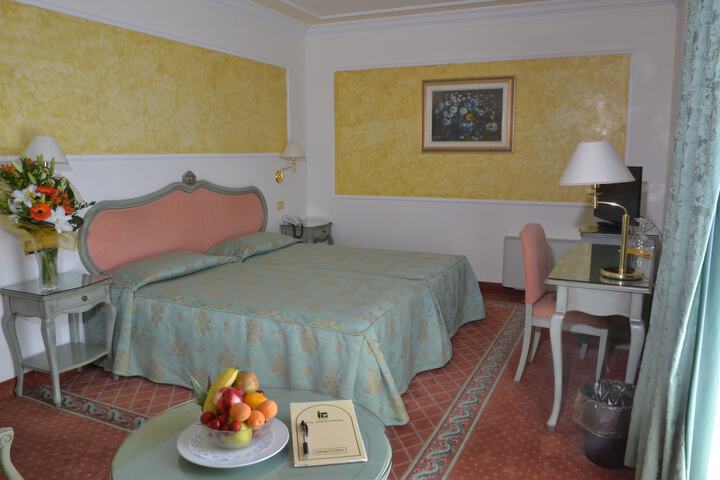 Room 10 of 77