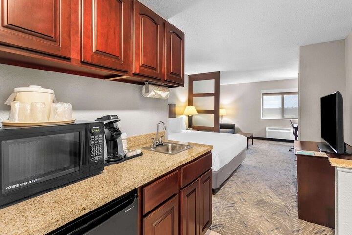 1 King Accessible Comast Rollsh Microfridge Full Breakfast (6 of 17)