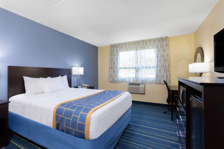 1 King Bed (7 of 8)