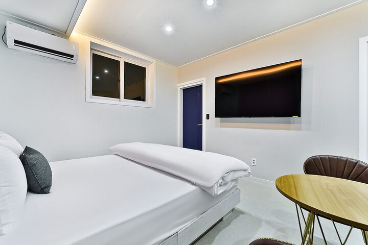Room 3 of 43