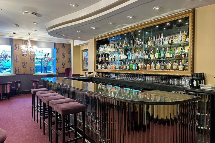 Lounge 57 of 61