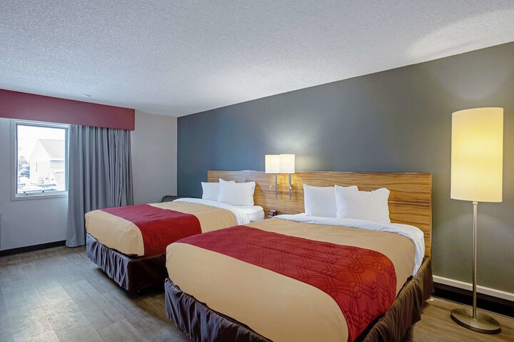 1 Queen Bed (10 of 11)