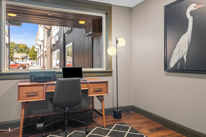 Business Center 43 of 47