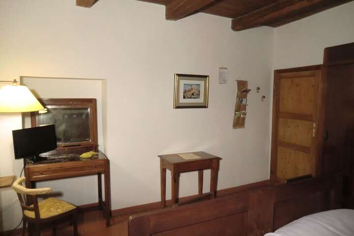 Room 7 of 98