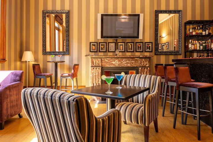 Lounge 44 of 68