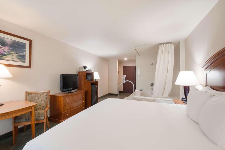 1 King Bed High Speed Internet Accessible Jacuzzi Microwave and Refrigerator Continenta (20 of 20)