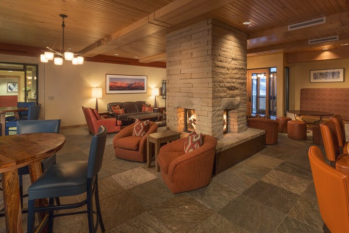 Lounge 61 of 65