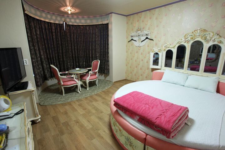 Room 75 of 79