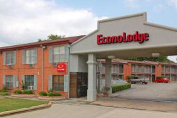 Exterior of Econo Lodge Huntsville- University Area