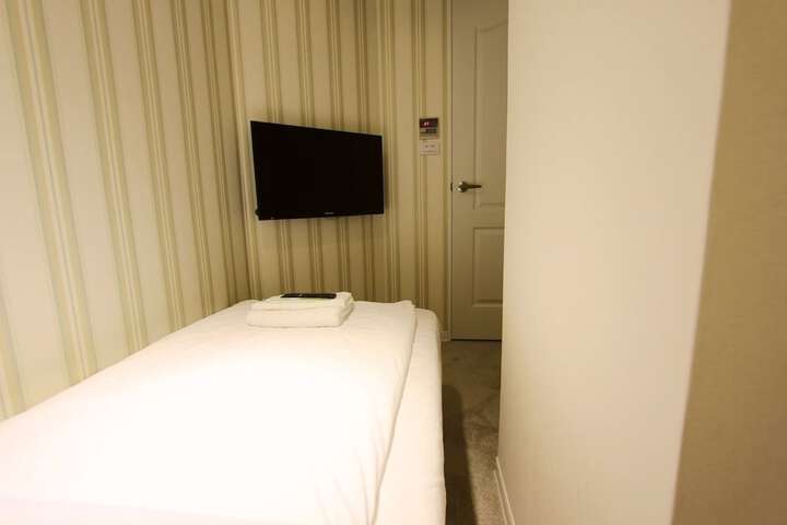 Room 8 of 80
