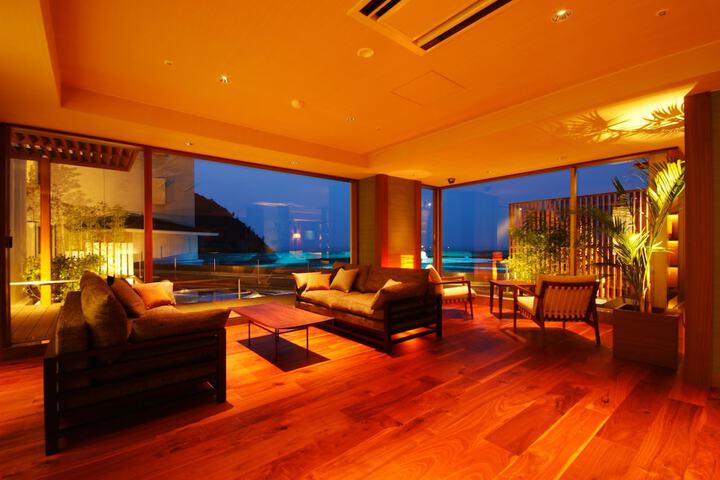 Lounge 32 of 38
