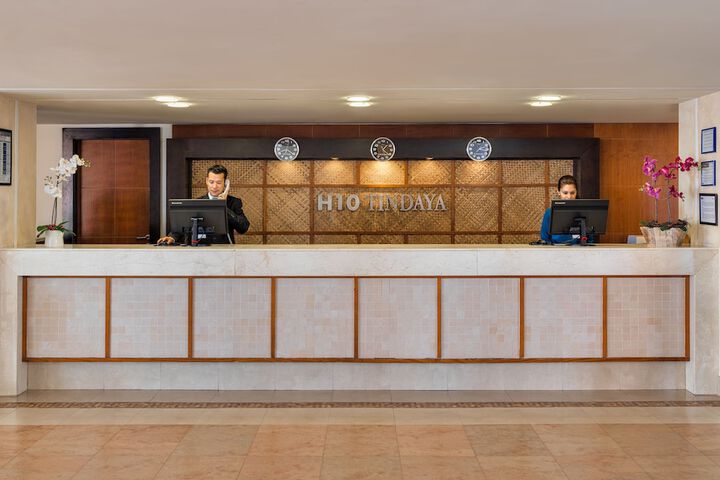 Check-in/check-out kiosk