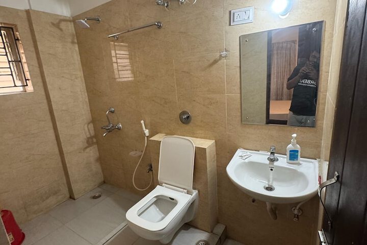 Room 27 of 33