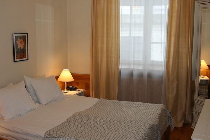Room 11 of 42