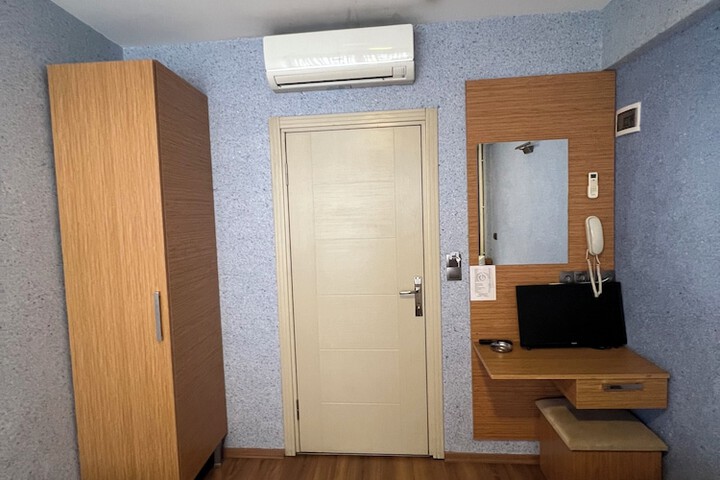 Room 21 of 38