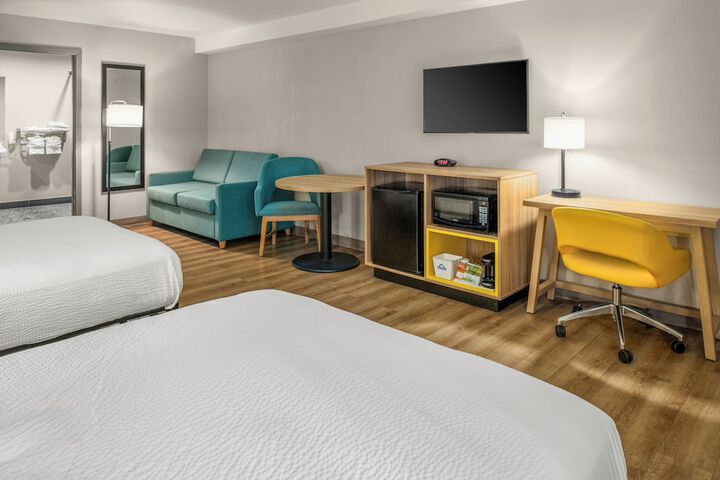 1 Queen Bed (3 of 15)