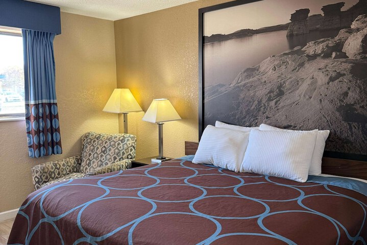1 Queen Bed Accessible Room (1 of 13)