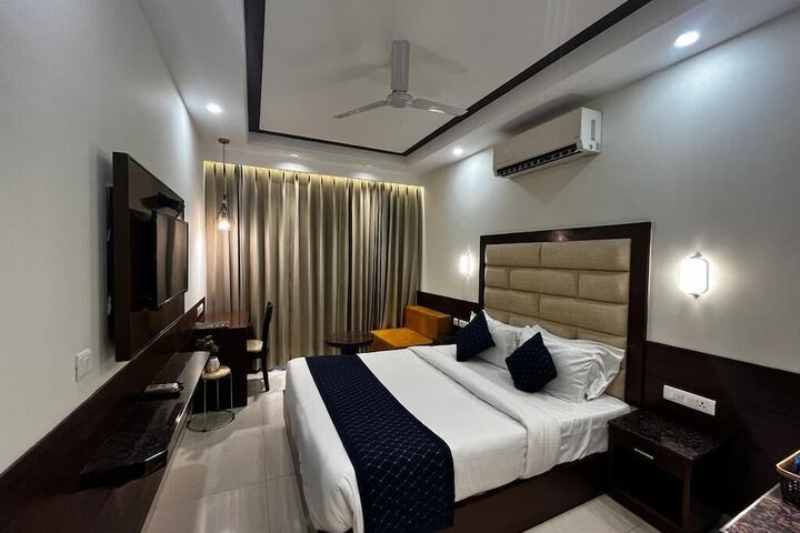 Room 6 of 12