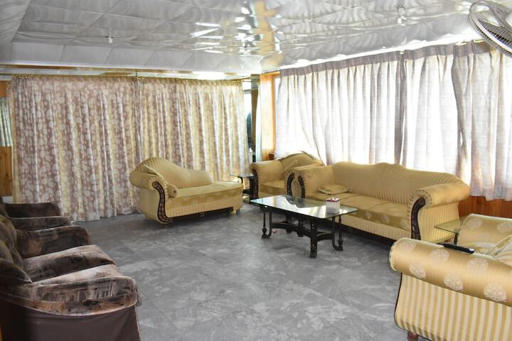 Room 9 of 12