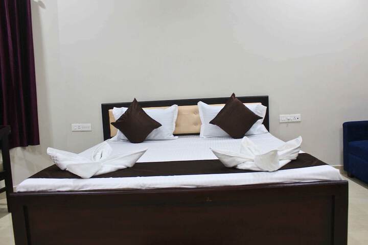 Room 4 of 12