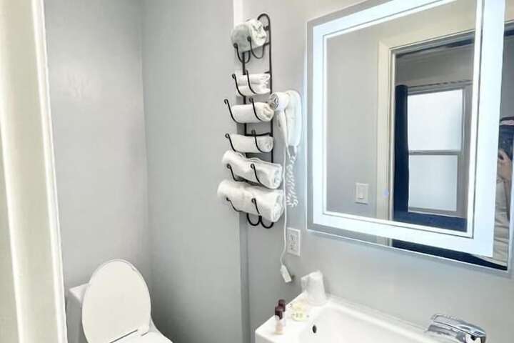 Single Room 1 Double Bed Shared Bathroom (5 of 19)