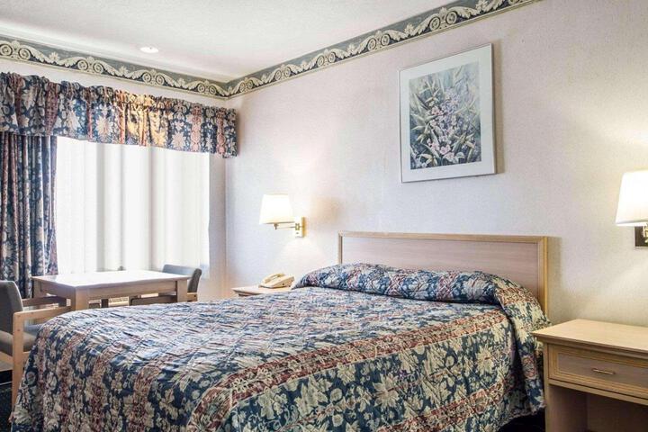 1 Queen Bed (5 of 9)