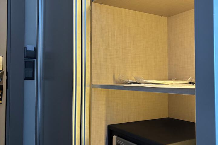 Room 32 of 74