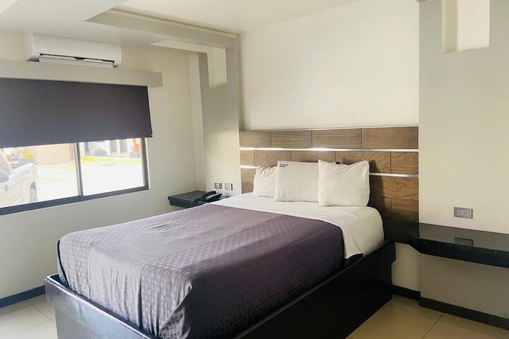 1 Queen Bed (10 of 10)