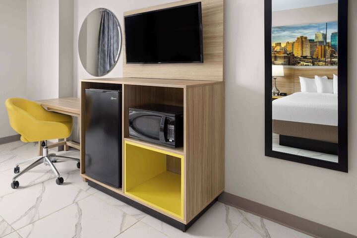 1 Queen Bed (3 of 6)