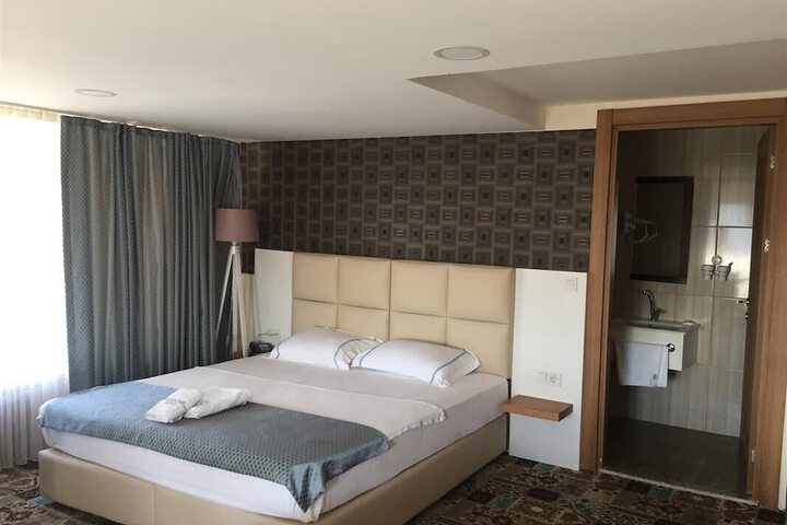Room 6 of 37