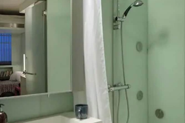 Room 6 of 12