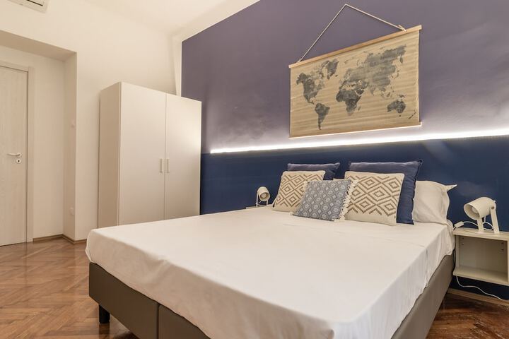 Room 2 of 10