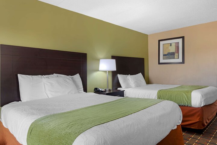 2 Queen Beds High Speed Internet Accessible Microwave and Refrigerator Work Desk Contin (6 of 13)