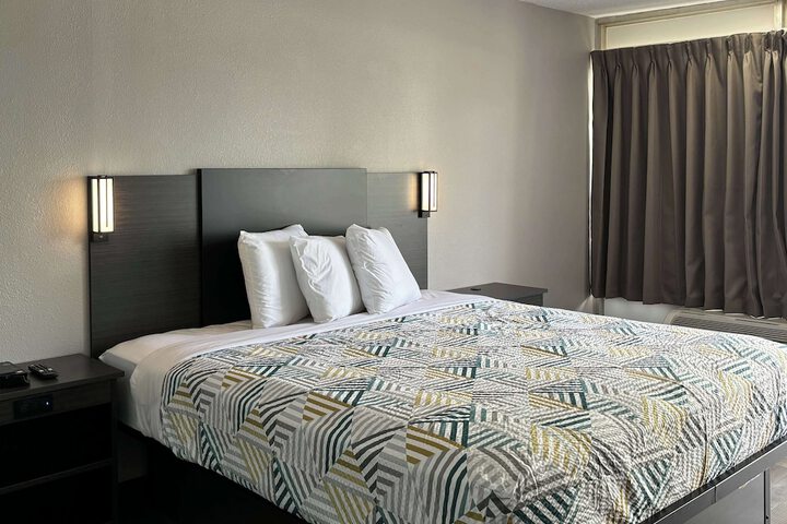 1 King Bed (2 of 11)