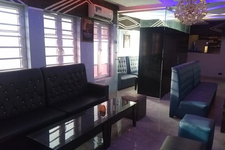 Lounge 33 of 39