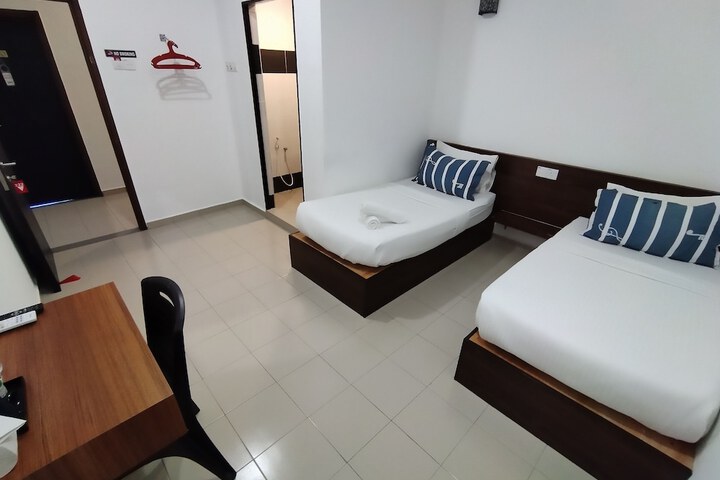 Room 11 of 33