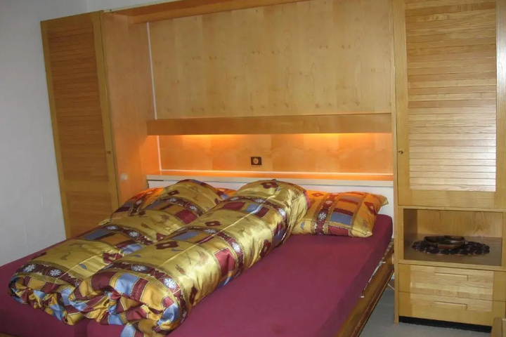 Room 5 of 9