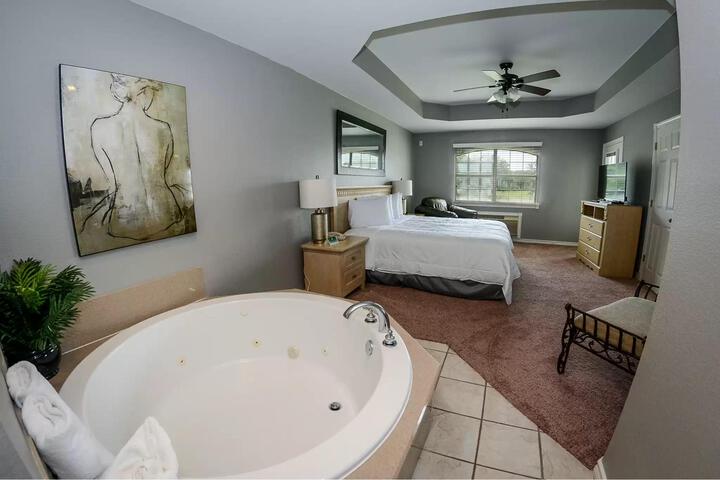 1 King Bed Accessible (18 of 29)