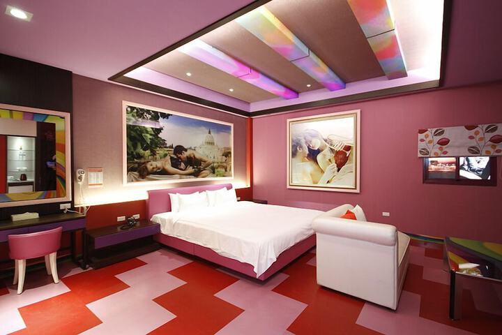 Room 8 of 33