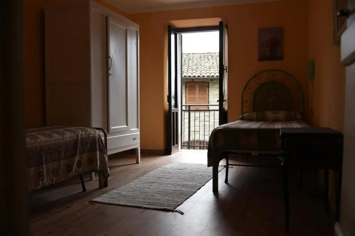 Room 5 of 18