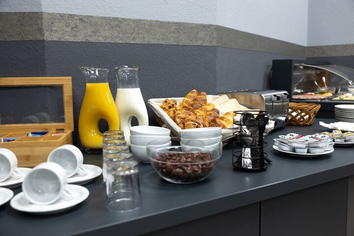 Breakfast/Coffee Service 17 of 25