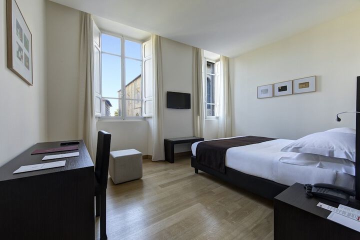 Room 4 of 32