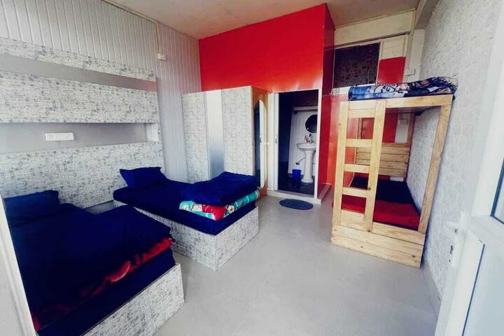 Room 5 of 143