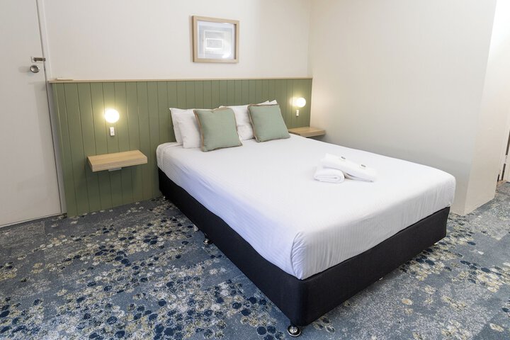 Room 4 of 82