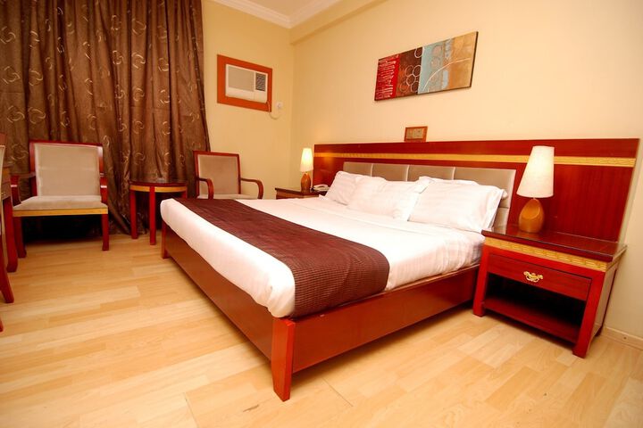 Room 27 of 82