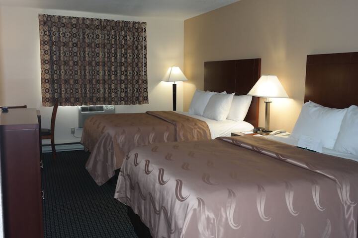 2 Queen Beds (7 of 8)