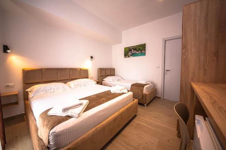 Room 5 of 163