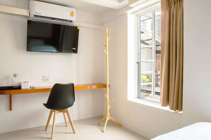 Room 5 of 9