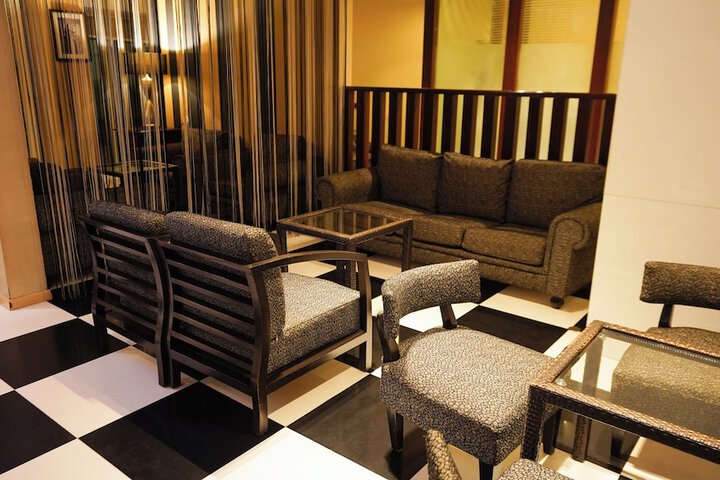 Lounge 41 of 52