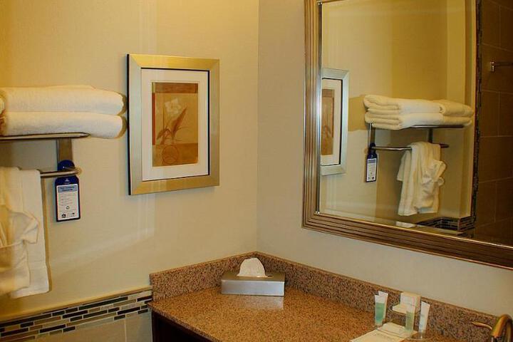 Suite 1 King Bed Separate Bedroom Sofa Bed Corner Room Dry Bar Full Breakfast (7 of 14)
